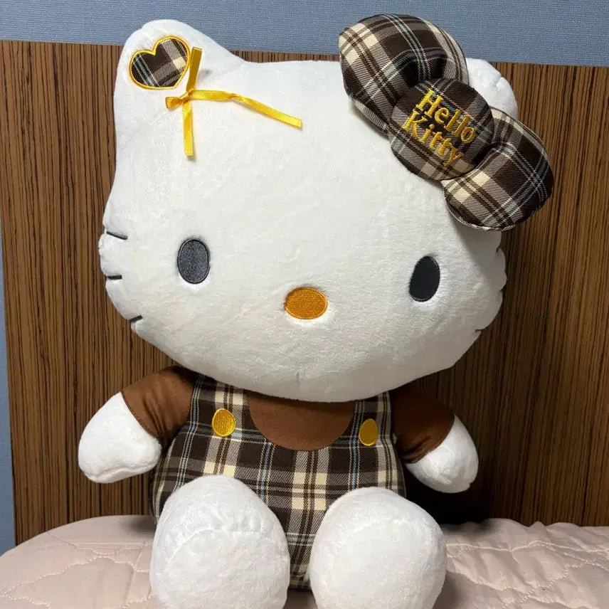 [BUNJANG] Hello Kitty Plaid Overalls Plush Doll (45cm) / 헬로키티 체크 멜빵 대형 인형 (45cm)
