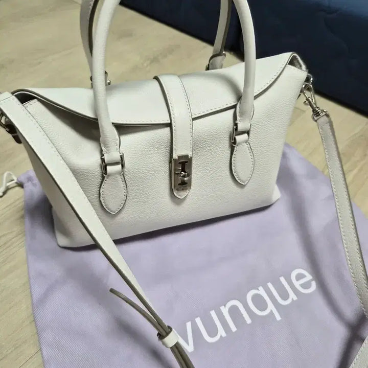 [BUNJANG] Vunque Half Moon Flack Tote Bag Small Beige / 당일배송)분크 하프문 플락 토트백 스몰 베이지 정가 31