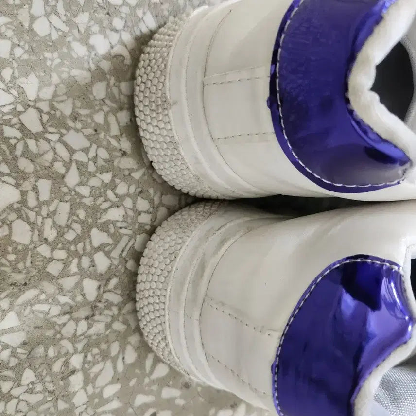 [BUNJANG] White Sneakers with Red/Blue Accents / 흰색 스니커즈 운동화 레드/블루 포인트