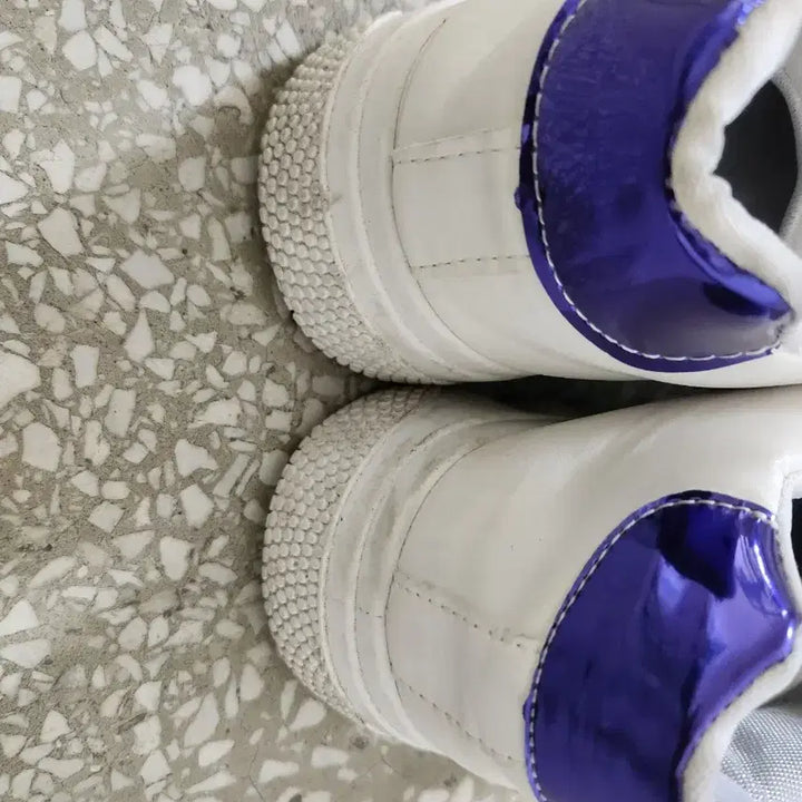 [BUNJANG] White Sneakers with Red/Blue Accents / 흰색 스니커즈 운동화 레드/블루 포인트
