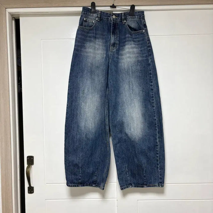 [BUNJANG] INTEMPO MOOD Lazy Boy Balloon Fit Wide Denim Pants Deep Blue / 인템포무드 레이지보이 벌룬 핏 외이드 데님 팬츠 딥블루