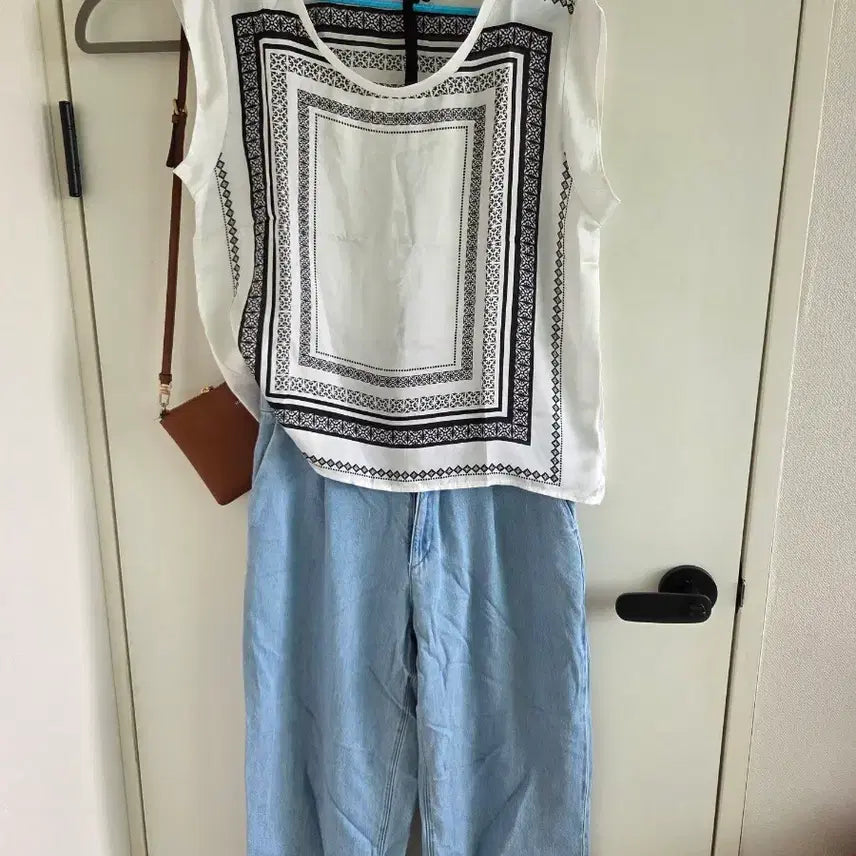 [BUNJANG] White Printed Sleeveless Blouse / 흰색 프린팅 민소매 블라우스