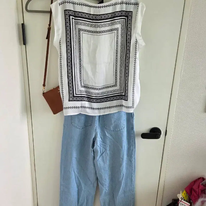 [BUNJANG] White Printed Sleeveless Blouse / 흰색 프린팅 민소매 블라우스