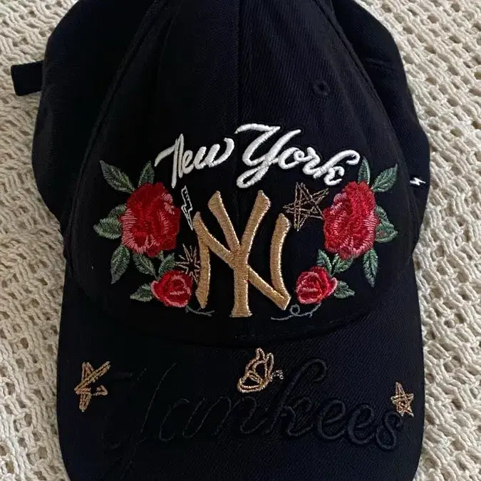 [BUNJANG] MLB Floral Embroidered New York Yankees Baseball Cap / MLB 자수 모자