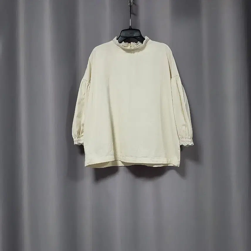 [BUNJANG] Lace Detail Shirring Sleeve Blouse / 레이스 포인트 셔링소매 블라우스