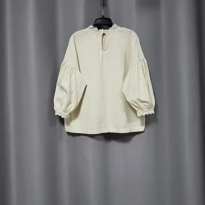 [BUNJANG] Lace Detail Shirring Sleeve Blouse / 레이스 포인트 셔링소매 블라우스