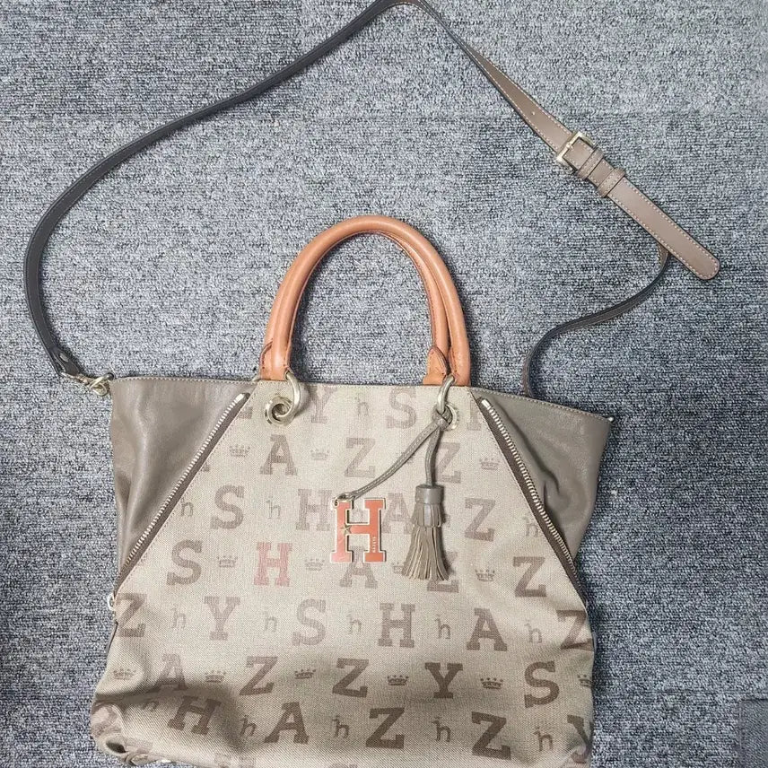 [BUNJANG] Hazzys Logo Pattern Leather Tote Bag with Detachable Strap / 헤지스 가방-정품