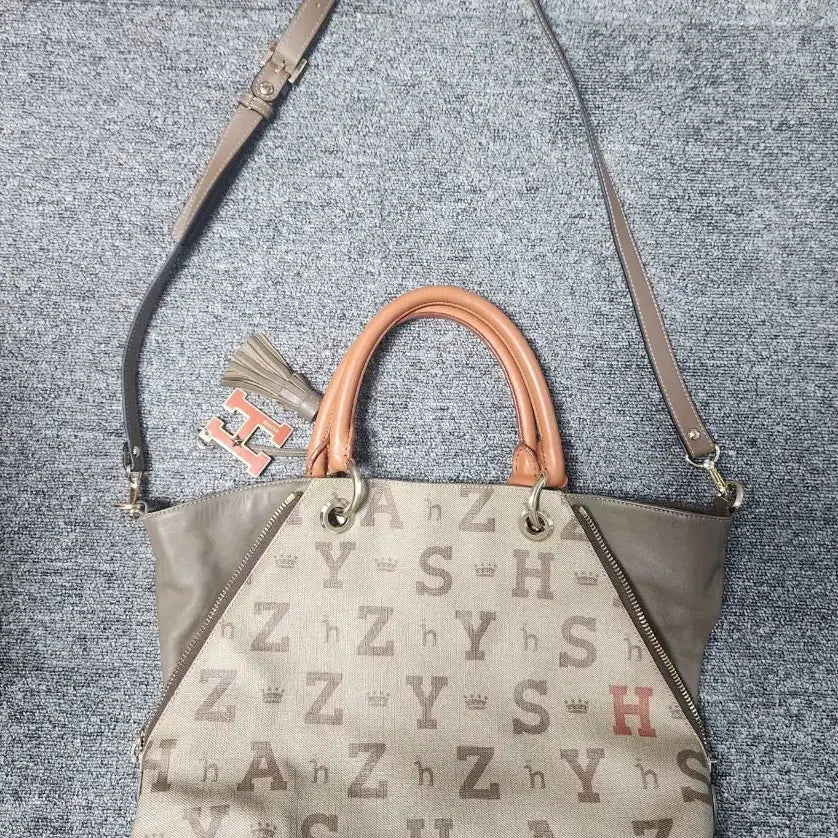 [BUNJANG] Hazzys Logo Pattern Leather Tote Bag with Detachable Strap / 헤지스 가방-정품