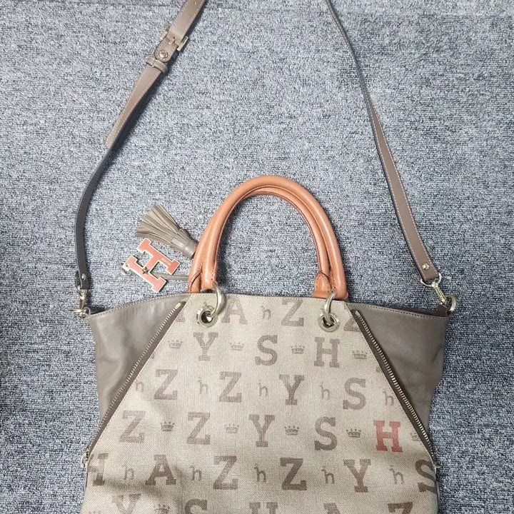 [BUNJANG] Hazzys Logo Pattern Leather Tote Bag with Detachable Strap / 헤지스 가방-정품
