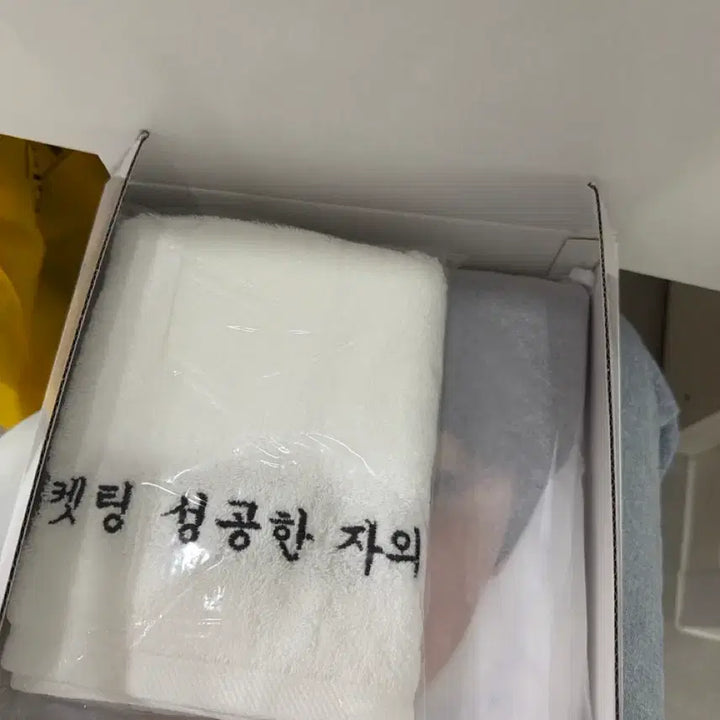 [BUNJANG] Jin Seokjin Seokjin Raincoat Towel / 런석진 고양 석진 역조공 우비 수건
