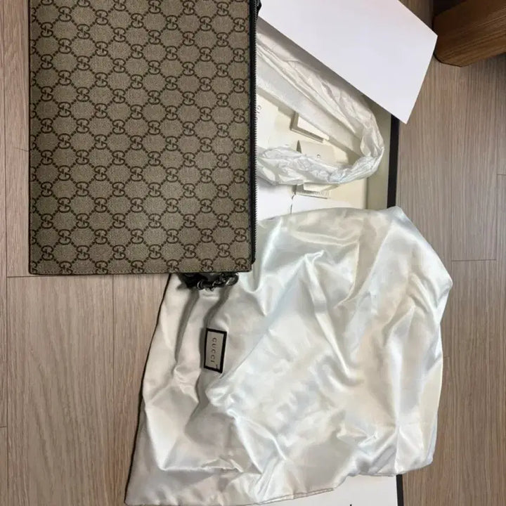 [BUNJANG] Gucci GG Supreme Clutch Bag Full Set / 구찌 GG 수프림 클러치 백 풀세트