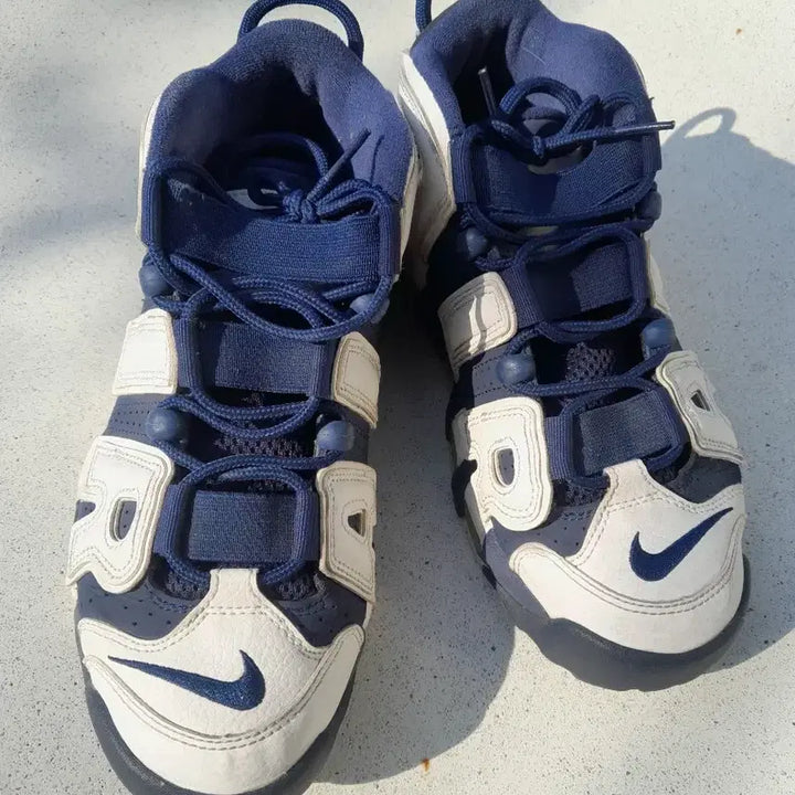 [BUNJANG] Nike Air More Uptempo White/Navy Sneakers (240mm) / 나이키 에어 모어 업템포 흰/남 운동화240