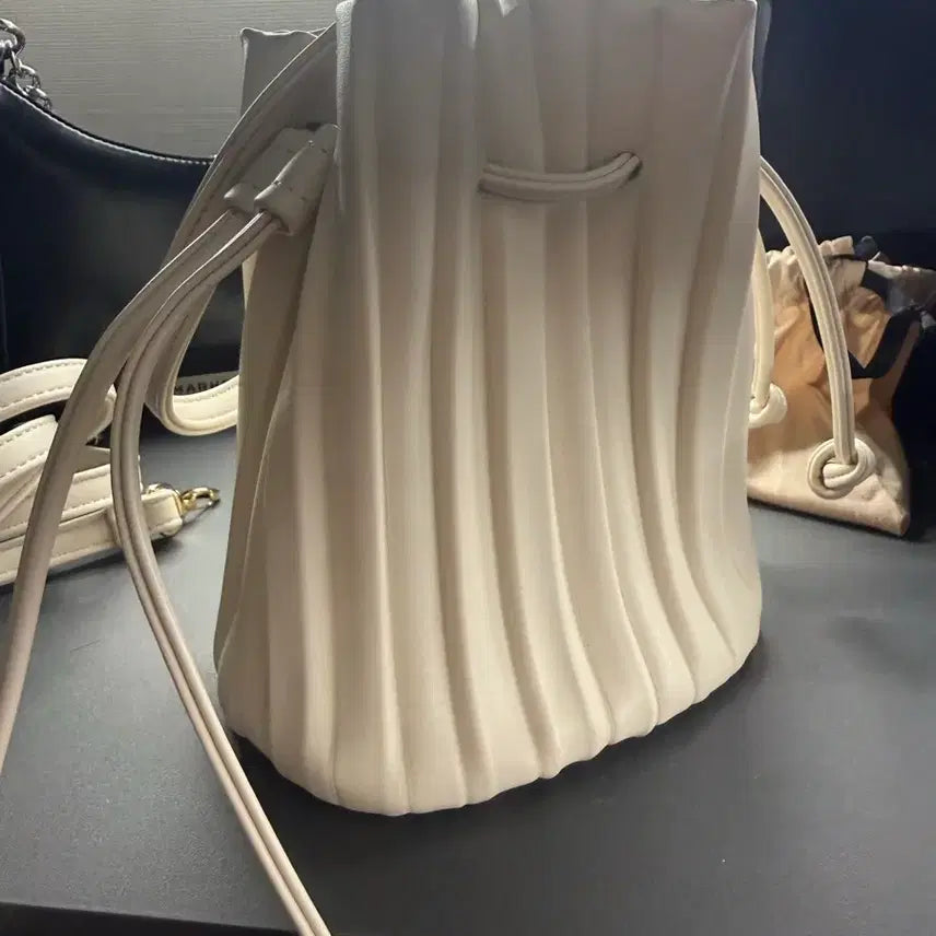 [BUNJANG] Ivory Pleated Drawstring Mini Bag / 아이보리 플리츠 미니 복조리백
