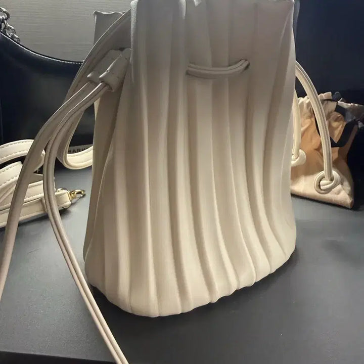 [BUNJANG] Ivory Pleated Drawstring Mini Bag / 아이보리 플리츠 미니 복조리백