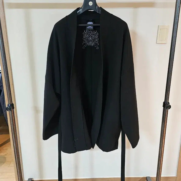 [BUNJANG] KIRTIMUKA Embroidered Durumagi Cardigan Black / 키르티무카 자수 두루마기 가디건 블랙 FREE