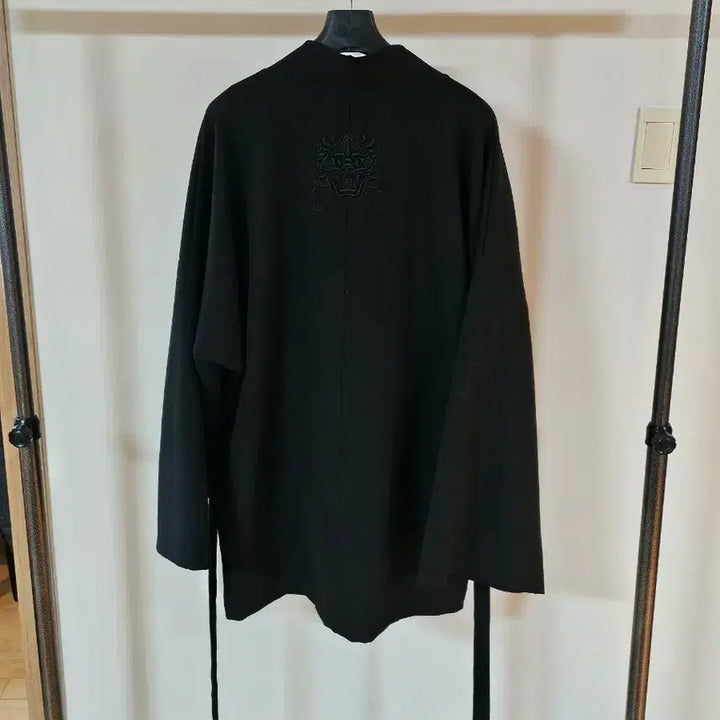 [BUNJANG] KIRTIMUKA Embroidered Durumagi Cardigan Black / 키르티무카 자수 두루마기 가디건 블랙 FREE