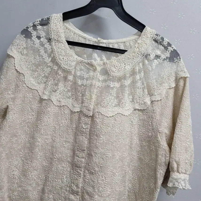 [BUNJANG] Lace Collar Embroidered Blouse / 66)레이스 칼라 자수 블라우스