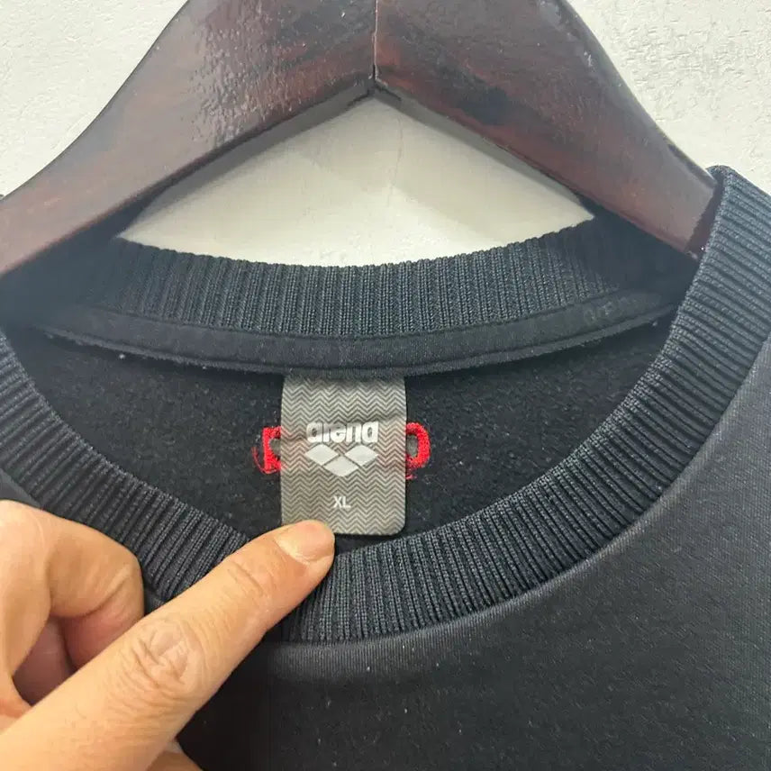 [BUNJANG] Arabian Vintage Arena Black Sweatshirt Red Line / [만원 아라비아빈티지]아레나 블랙 맨투맨 레드 라인 105