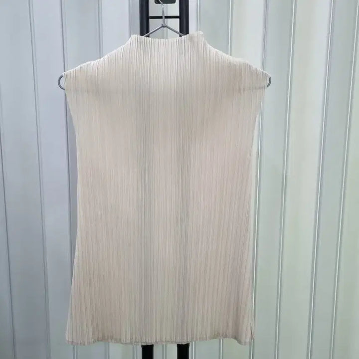 [BUNJANG] Ivory Pleated Sleeveless T-Shirt / 아이보리 플리츠 민소매 티셔츠