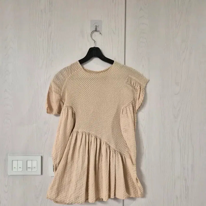 [BUNJANG] Beige Blouse with Unique Pleated Shirring Detail / 독특한 플리츠 셔링 디테일이 돋보이는 베이지색 블라우스