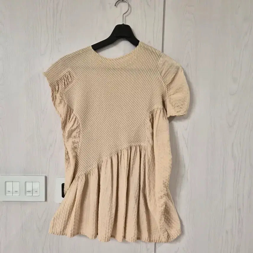 [BUNJANG] Beige Blouse with Unique Pleated Shirring Detail / 독특한 플리츠 셔링 디테일이 돋보이는 베이지색 블라우스