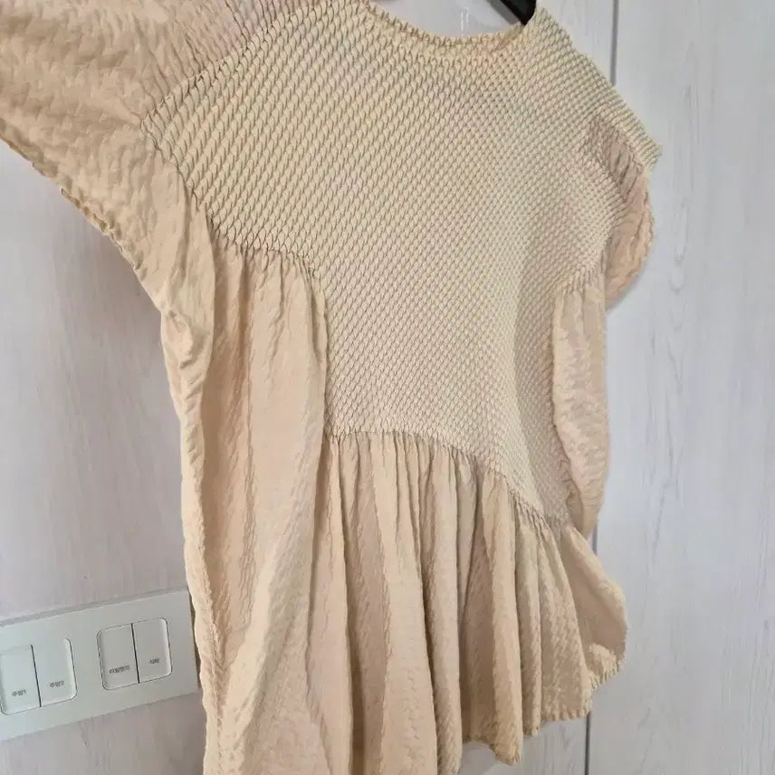[BUNJANG] Beige Blouse with Unique Pleated Shirring Detail / 독특한 플리츠 셔링 디테일이 돋보이는 베이지색 블라우스
