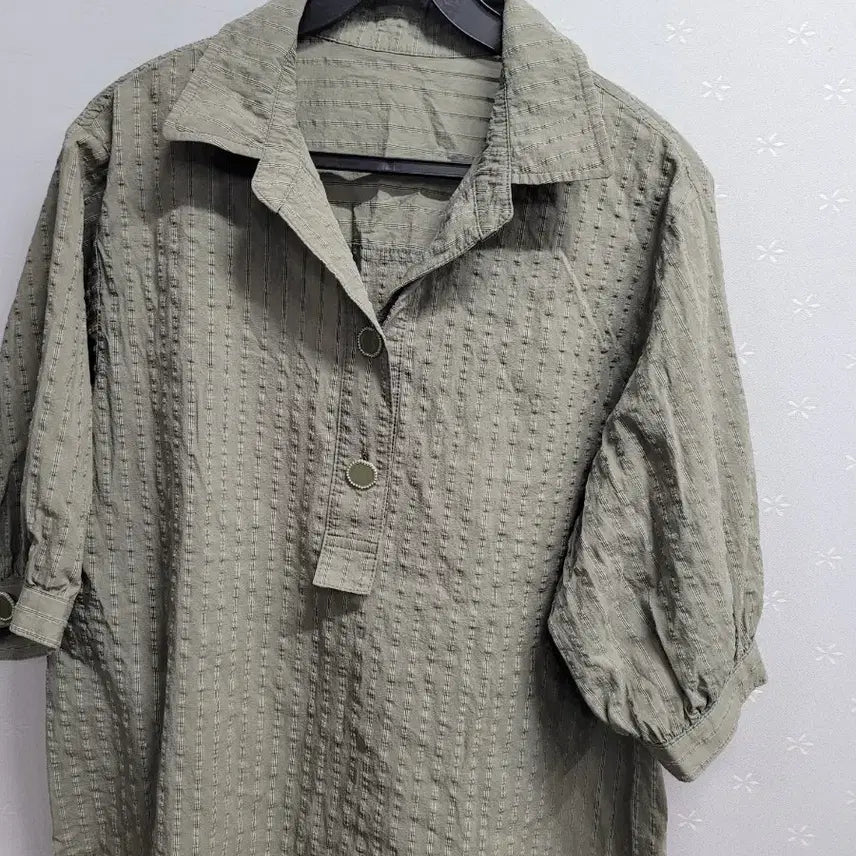 [BUNJANG] Mezzis Khaki Short Sleeve Blouse Shirt (Size 55-66) / 85)메지스 카키색 반팔 블라우스 셔츠(55~66)