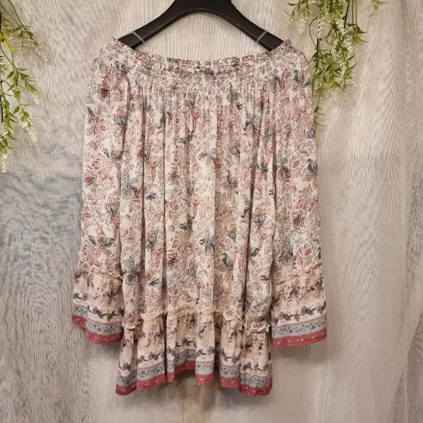 [BUNJANG] Thursday Island Off-Shoulder Smocked Blouse / 새옷 M 네크 스모킹 오프숄더 블라우스 써스데이아일랜드
