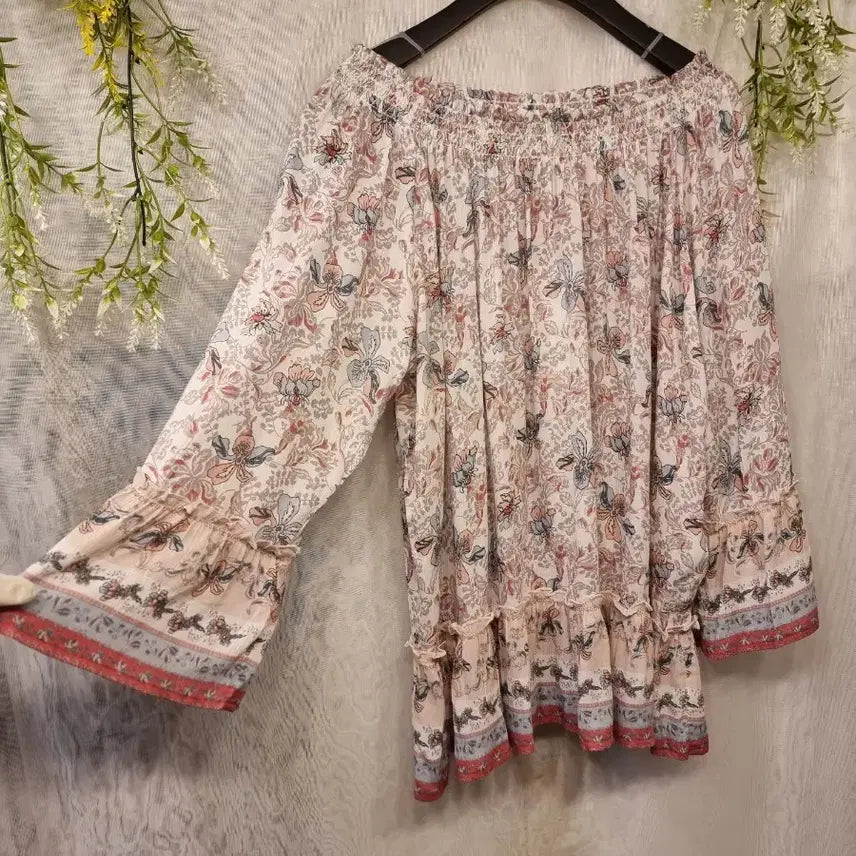 [BUNJANG] Thursday Island Off-Shoulder Smocked Blouse / 새옷 M 네크 스모킹 오프숄더 블라우스 써스데이아일랜드