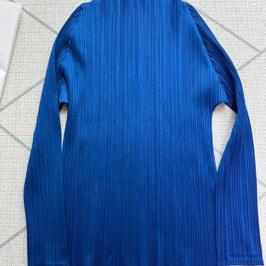 [SOLD OUT] 플리츠플리즈 블루 긴팔 티셔츠