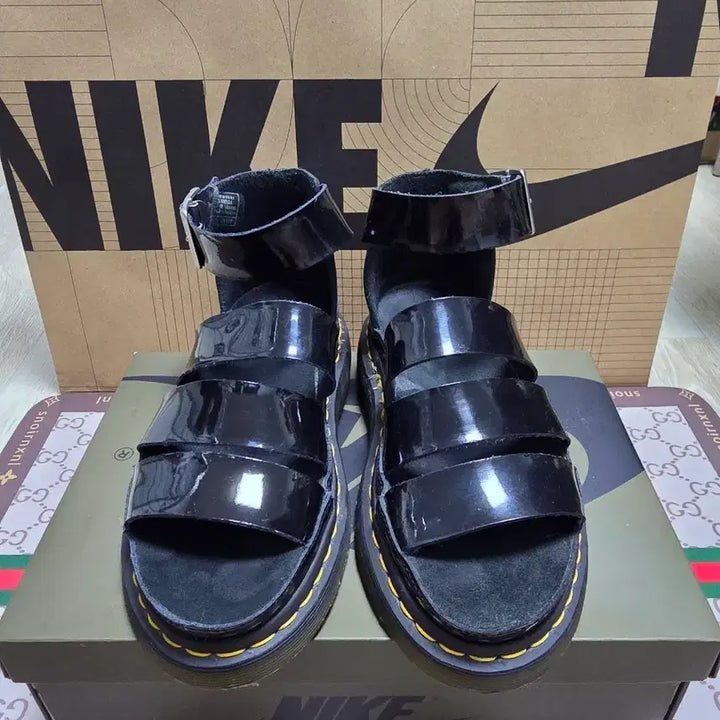 [BUNJANG] Dr. Martens Black Patent Leather Sandals / 닥터마틴 블랙유광 샌들