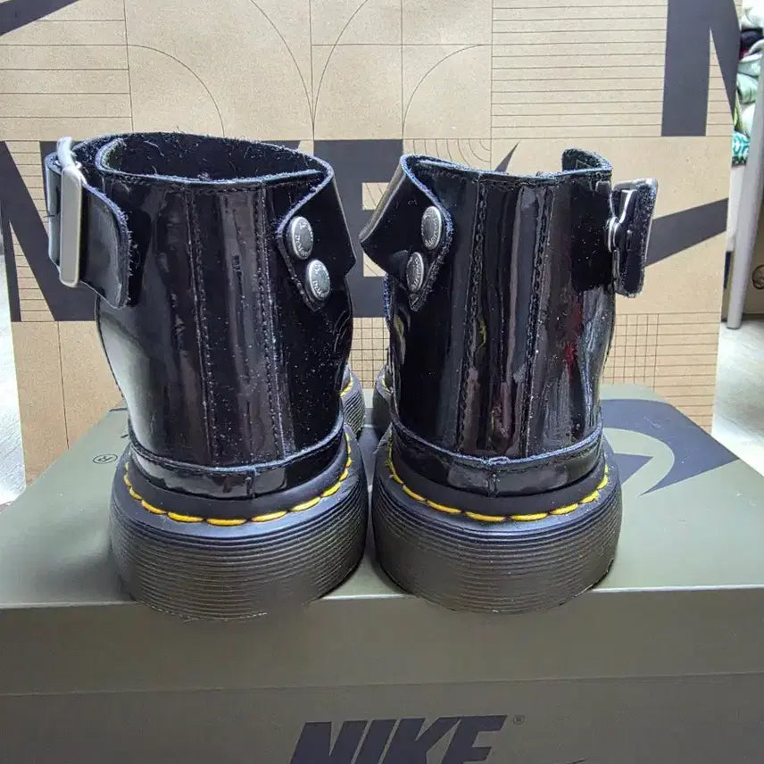 [BUNJANG] Dr. Martens Black Patent Leather Sandals / 닥터마틴 블랙유광 샌들