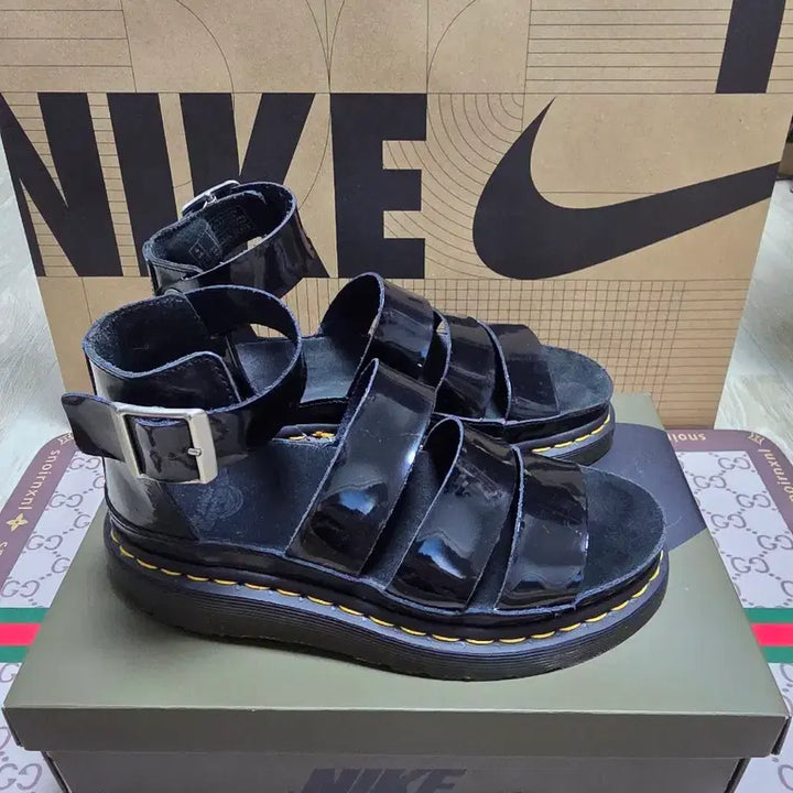 [BUNJANG] Dr. Martens Black Patent Leather Sandals / 닥터마틴 블랙유광 샌들