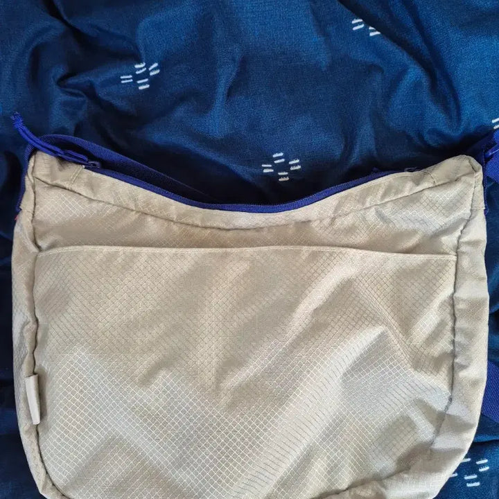 [BUNJANG] Supreme Small Messenger Bag Silver SS22 / 슈프림 스몰 메신저백 실버 22ss