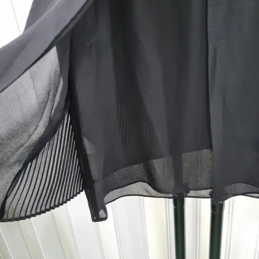 [BUNJANG] Miso Black Pleated Layered Sleeveless Blouse / 미소 블랙 플리츠 레이어드 민소매 블라우스