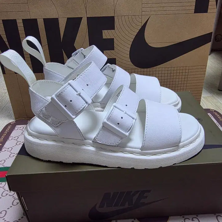 [BUNJANG] Dr. Martens White Sandals / 닥터마틴 화이트  샌들