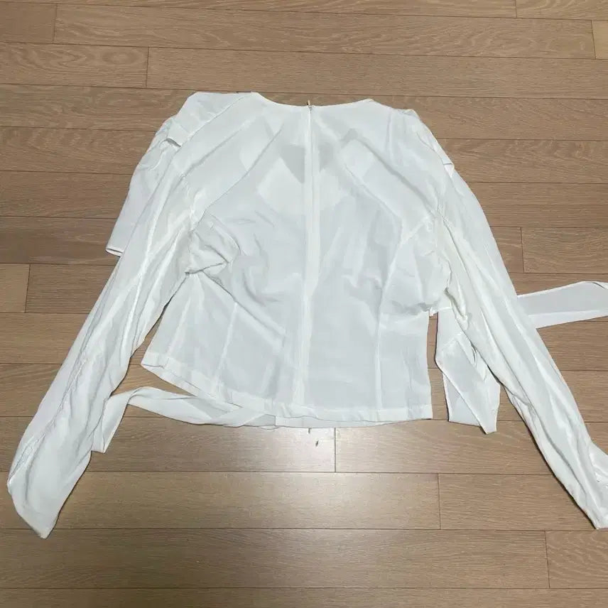 [BUNJANG] Baguette White Wrap Blouse / 이염)바게트 Baguette 화이트 랩 블라우스