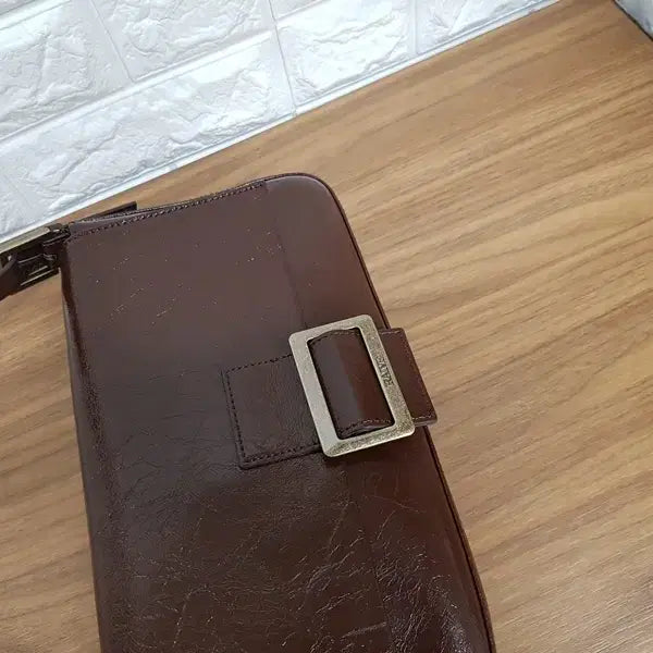 [BUNJANG] RAIVE Luke Shoulder Bag (Luke. Brown) / 레이브(RAIVE) 숄더백 (루크.브라운색)