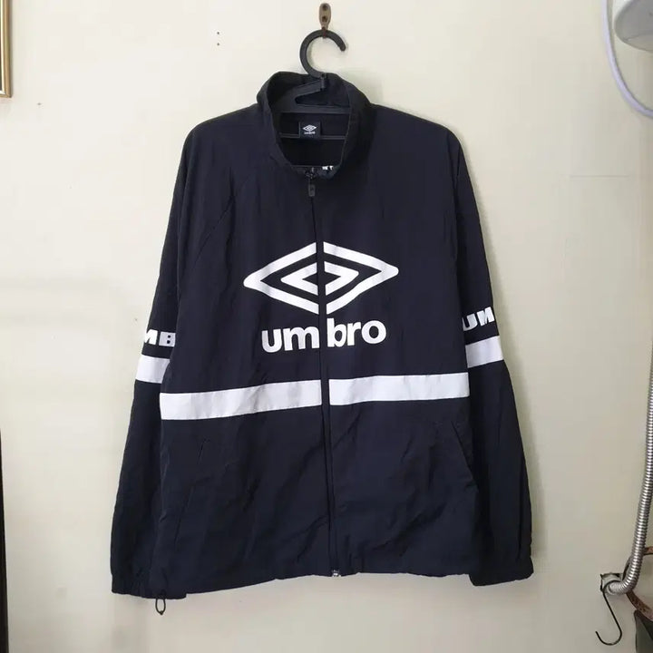 [BUNJANG] Umbro Big Logo Windbreaker Jacket (Size 95) / [95] 엄브로 빅로고 바람막이