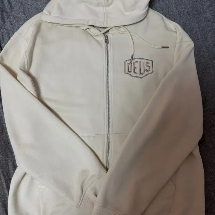 [SOLD OUT] 데우스 엑스 마키나 컬리지 어드레스 후드 집업 아이보리 L