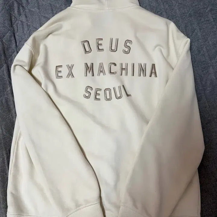 [SOLD OUT] 데우스 엑스 마키나 컬리지 어드레스 후드 집업 아이보리 L