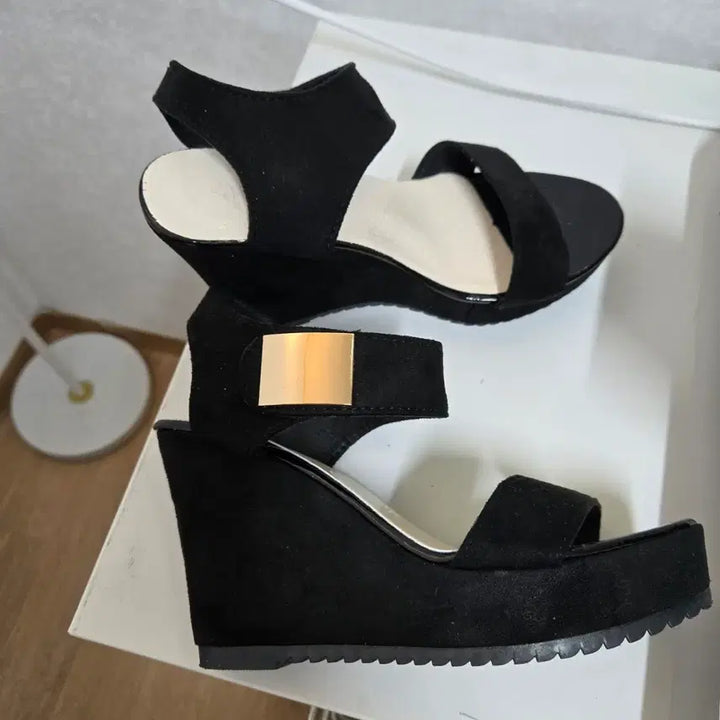 [BUNJANG] Black Wedge Heels with Gold Accent / 골드 포인트 블랙 웨지힐