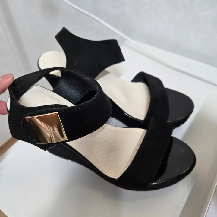 [BUNJANG] Black Wedge Heels with Gold Accent / 골드 포인트 블랙 웨지힐
