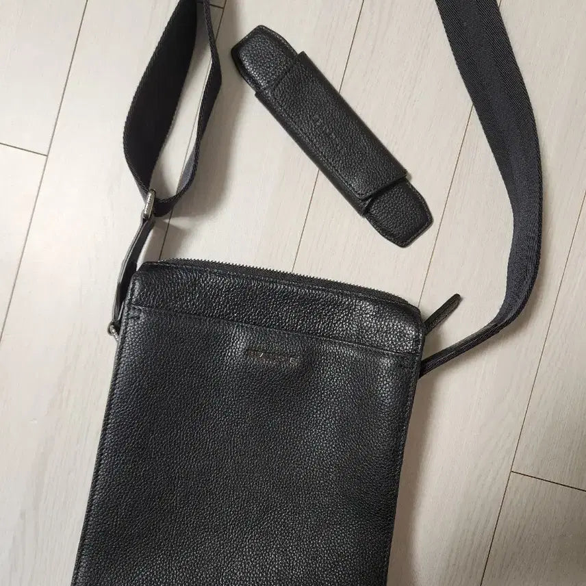 [BUNJANG] Beanpole Accessory Black Eloy Vertical Messenger Bag Mini / 미사용) 빈폴ACC 블랙 엘로이 세로 메신저백 미니 BE78D2M055