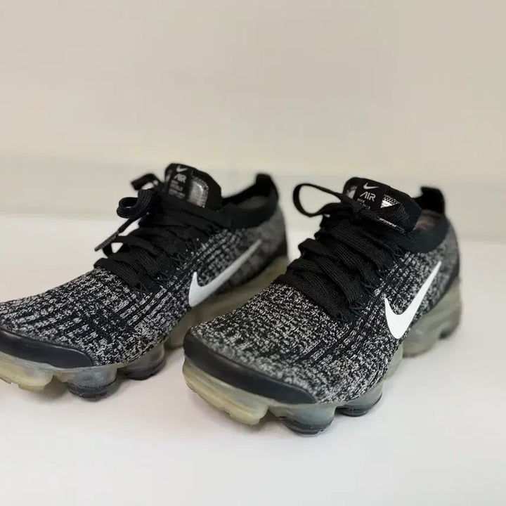 [BUNJANG] Nike Air VaporMax Black/White (240mm) / 나이키 에어 베이퍼맥스 블랙/화이트240 사이즈