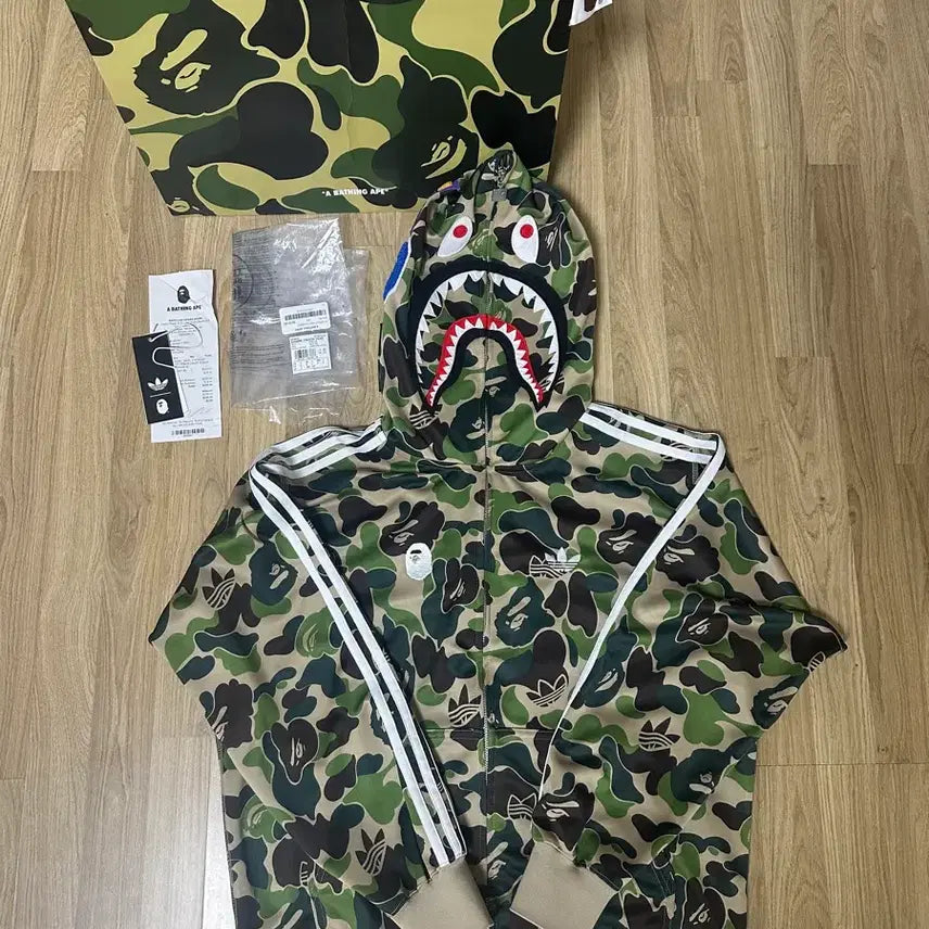 [BUNJANG] Adidas x BAPE Shark Track Hooded Jacket Crew Green US Size / 아디다스 x 베이프 샤크 트랙 후드 자켓 크루 그린- US 사이즈