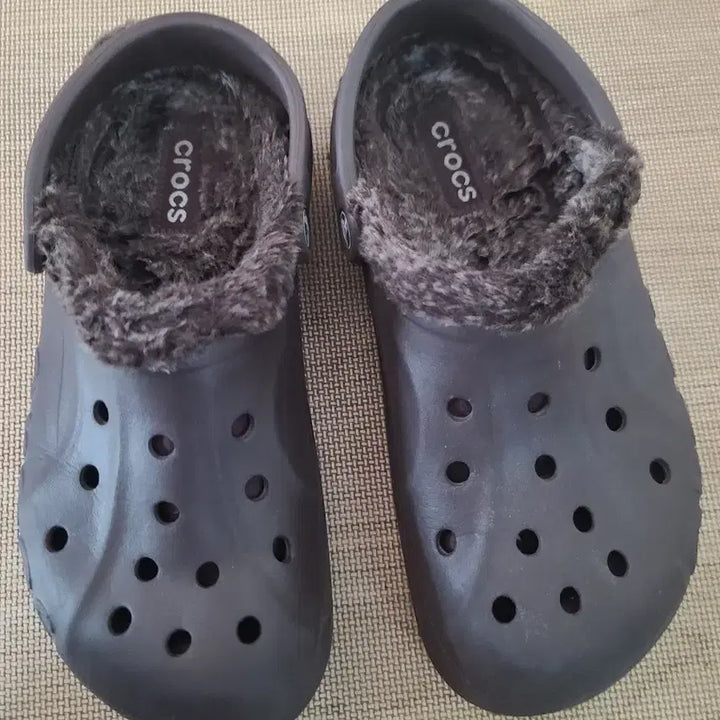 [BUNJANG] Crocs Lined Clogs (Size M7/W9) / 크록스 260 미리 m7 w9 겨울용 털신