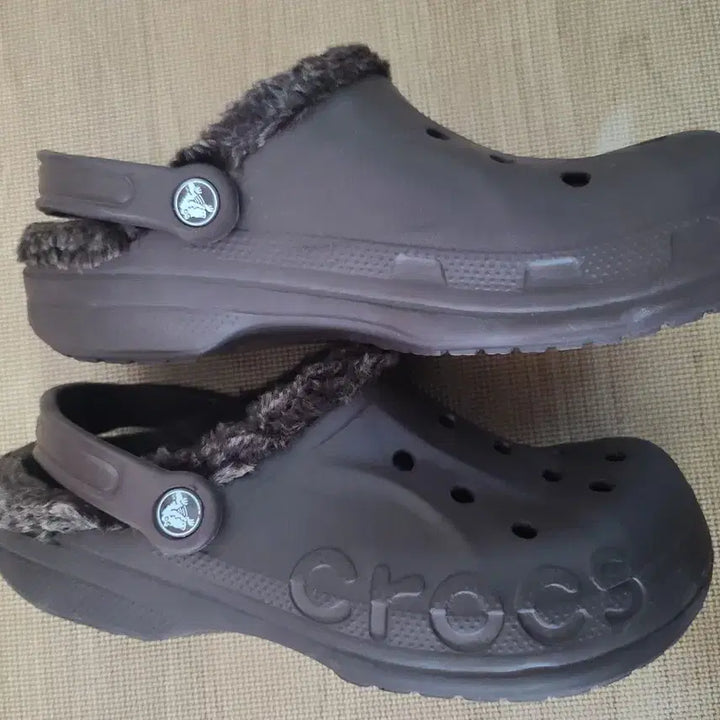 [BUNJANG] Crocs Lined Clogs (Size M7/W9) / 크록스 260 미리 m7 w9 겨울용 털신