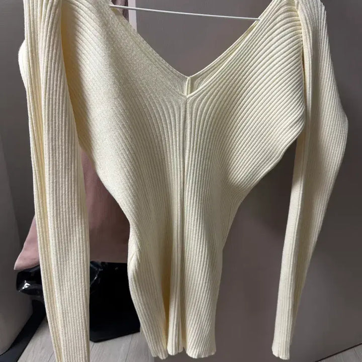 [BUNJANG] TheBeiges Roxy V-neck Knit Top / 더베이지스 록시 브이넥니트 아이