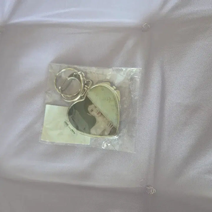 [BUNJANG] IU x J.ESTINA Limited Edition Rocket Pendant Keyring / 아이유 제이에스티나  로켓 펜던트키링